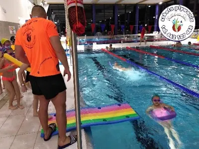 Szkoła Pływania HANAMI na basenie - Piąta Fala